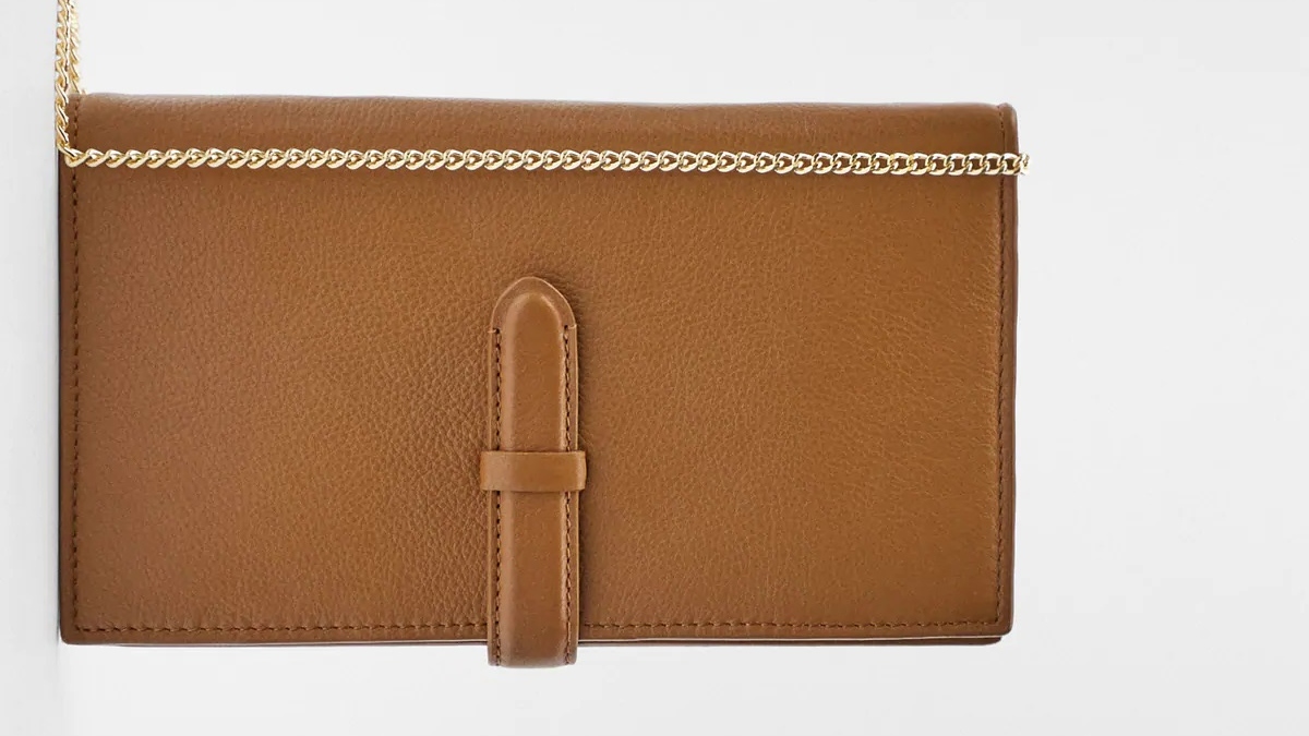 Zara tiene el regalo perfecto y único, una cartera piel personalizable por menos de 30 euros | Moda