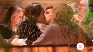 Ambos tienen un romance ideal y ya se comen a besos en los restaurantes