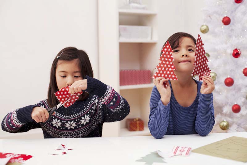 Niñas haciendo manualidades