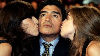 Maradona y dos de sus hijas / Gtres