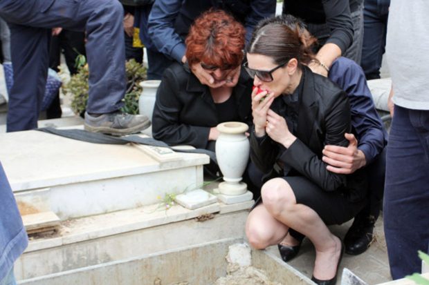 Raquel Sánchez Silva en el entierro del que fue su marido, Mario Biondo./Gtres