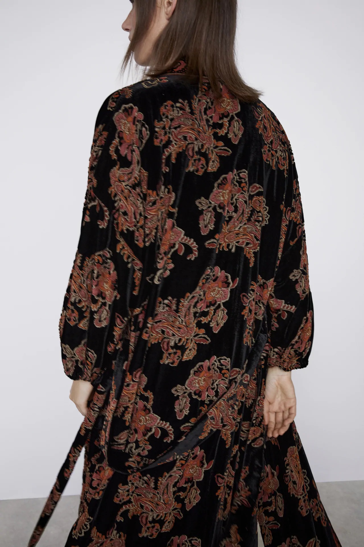 Este es el kimono de Zara más deseado estas Navidades 2020, a punto de agotarse