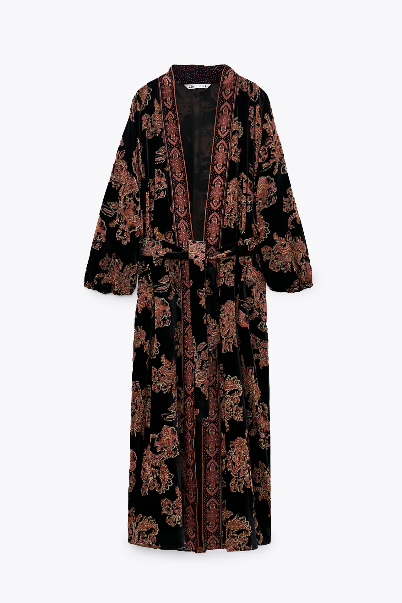 Este es el kimono de Zara más deseado estas Navidades 2020, a punto de agotarse
