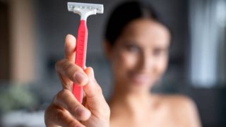 Los errores que debemos evitar cuando nos depilamos con una cuchilla