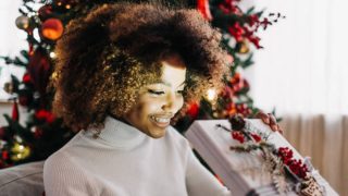 Descubre los regalos esenciales para gente con cabello rizado