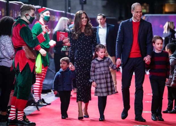El pasado viernes Guillermo y Kate disfrutaron de una tarde en el teatro con sus hijos, ilusionados ante la llegada inminente de la Navidad/Gtres