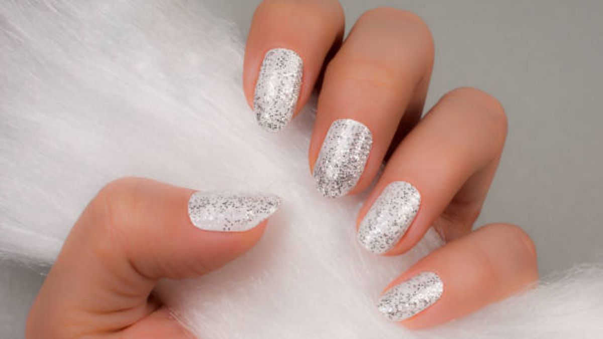 Porra desvanecerse sí mismo Manicura: Glitter blanco para la decoración de uñas, cómo usar la tendencia  este invierno