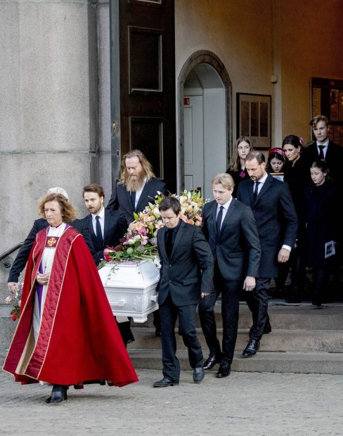 El príncipe Haakon de Noruega, la princesa Marta Luisa, Maud, Angelica, Leah y Emma durante el entierro de Ari Behn./Gtres