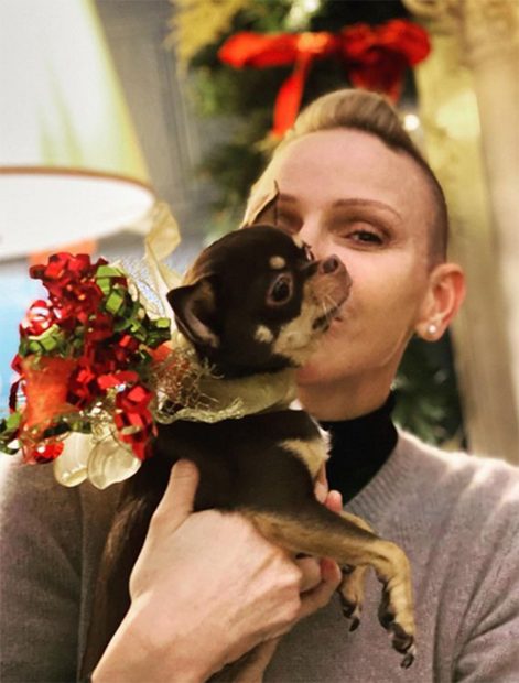 Charlene de Mónaco con su mascota/Instagram @hshprincesscharlene