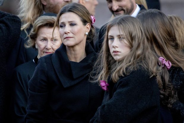 La reina Sonja, la princesa Marta Luisa y Angelica Behn durante el entierro de Ari Behn./Gtres