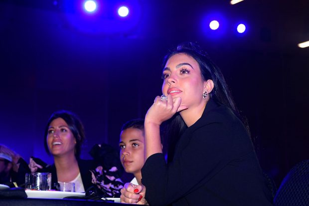 Así de orgullosa miraba Georgina Rodríguez a su chico cuando recogió el premio en Dubái / Gtres