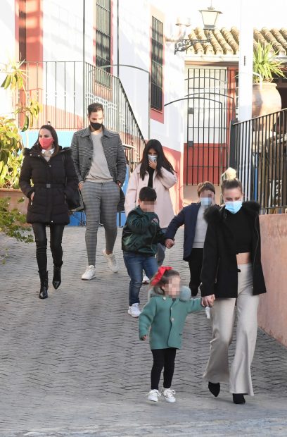Irene Rosales, Asraf Beno, Isa Pantoja y sus hijos saliendo del restaurante donde ha tenido lugar el reencuentro entre hermanos / Gtres