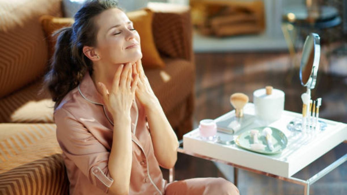 Adiós a las arrugas del cuello: el truco natural de una dermatóloga para rejuvenecer tu piel y tenerla más lisa