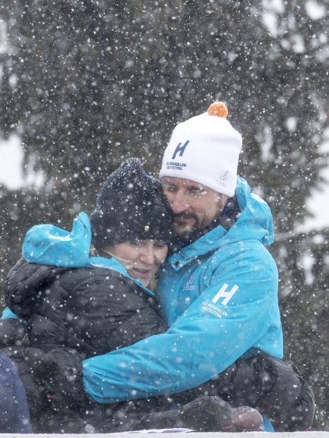 El príncipe Hakkon y la princesa Mette-Marit en la nieve./Gtres