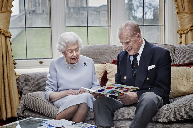 La reina Isabel II y el duque de Edimburgo en una imagen de archivo./Gtres