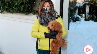 Ana Rosa Quintana, junto a su perrito, a las puertas de su casa / Gtres