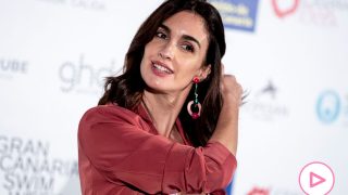 Paz Vega, tocándose el pelo durante un photocall / Gtres