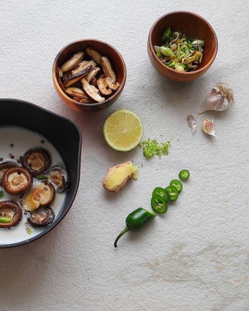 Sopa de coco, shiitake y salmón con cilantro./Zara Home
