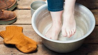 Descubre cómo calentar los pies con baños de pies