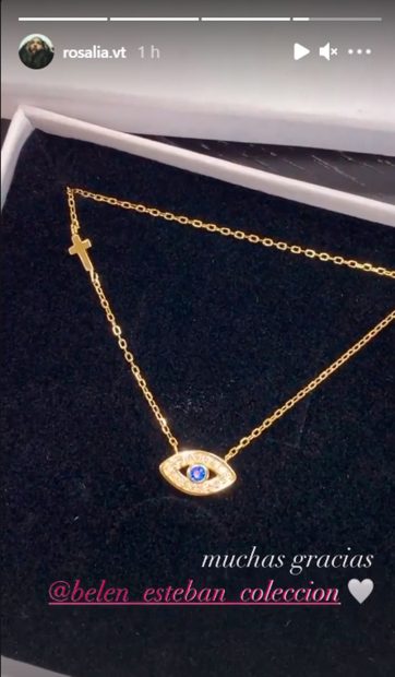 Hasta tres tipos de joyas diferentes de su colección le ha regalado Belén a Rosalía / Instagram