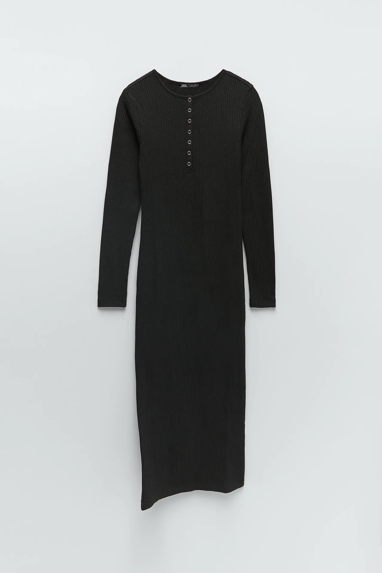 Letizia la ‘reina negra’: 5 vestidos midi negros de las rebajas de Zara de su estilo
