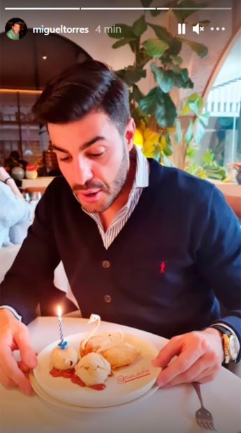 Miguel Torres, soplando las velas / Instagram 