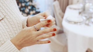 Descubre los mejores trucos para quitar el esmalte de uñas sin tener que usar acetona