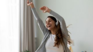 Canciones para levantar el ánimo y no dejar de bailar en casa