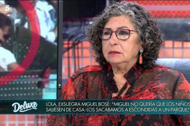 Lola Medina en 'Sábado Deluxe' hablando sobre la relación de su hijo y Miguel Bosé./Telecinco