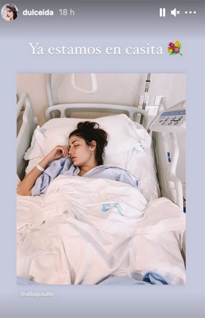 Alba Paul en la cama del hospital./Instagram @dulceida