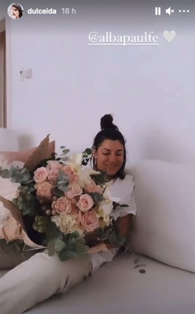 Alba Paul recibe un ramo de flores de Dior./ Instagram @dulceida