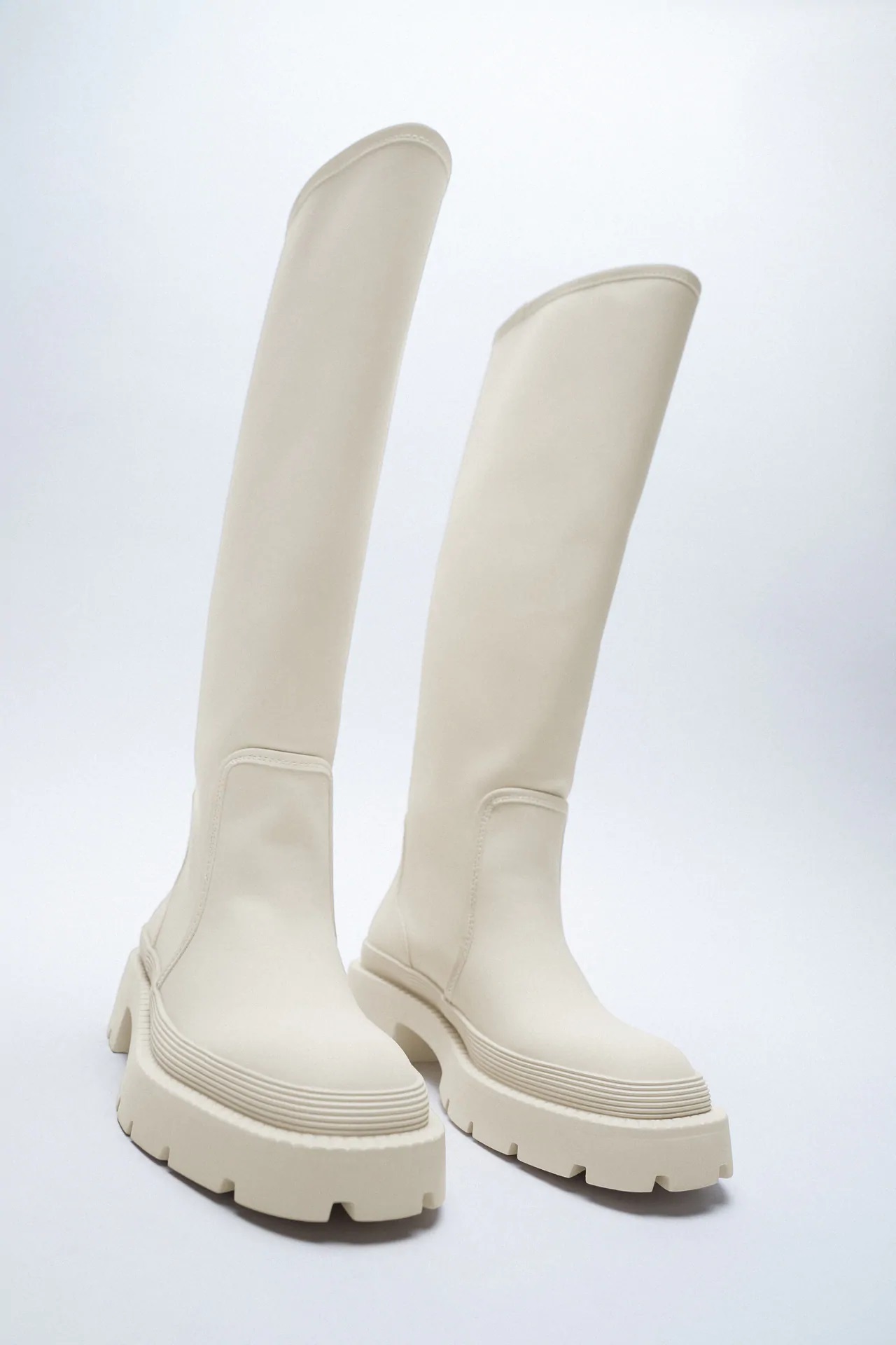 Cristina Pedroche luce las botas altas blancas más virales de Zara