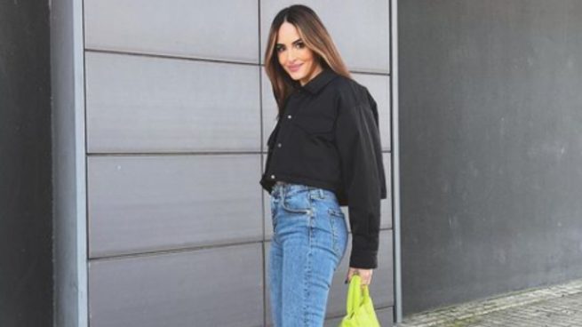 Rocío Osorno apuesta por el bolso y las sandalias de Mango en color flúor