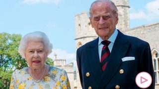 El duque de Edimburgo e Isabel II, posando en el Castillo de Windsor / Gtres