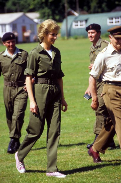 La princesa Diana de Gales con un mono verde militar y zapatillas Converse./Gtres