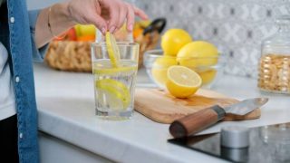 Descubre los beneficios de beber agua con limón
