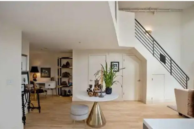 En la fotografía se puede ver el recibidor y las escaleras que llevan hasta la primera planta del loft./Realtor.com