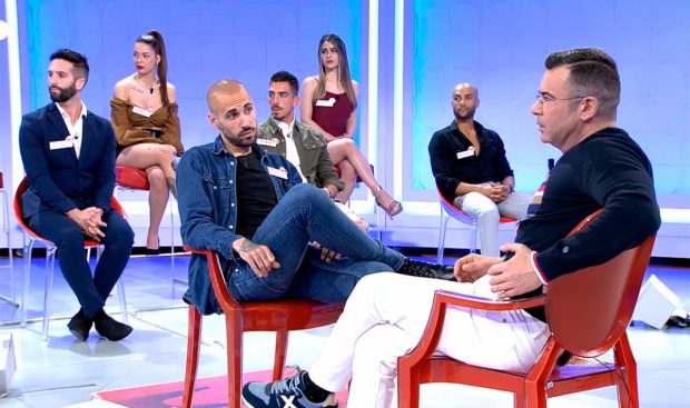 Jorge Javier Vázquez y uno de los pretendientes que ha tenido en su estreno en 'MYHYV' / Cuatro