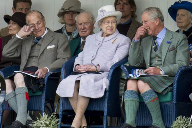 El duque de Edimburgo, la reina Isabel II y el príncipe Carlos en una imagen de archivo./Gtres