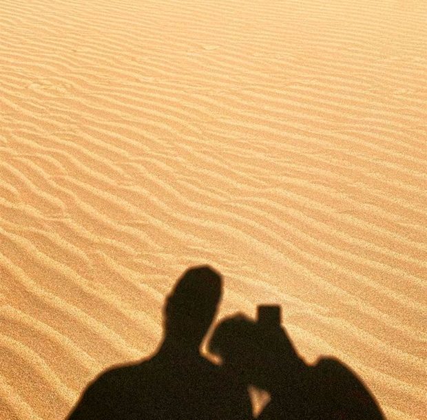 Nuria Roca y Juan del Val estuvieron paseando por las dunas canarias / Instagram : @nuriarocagranell