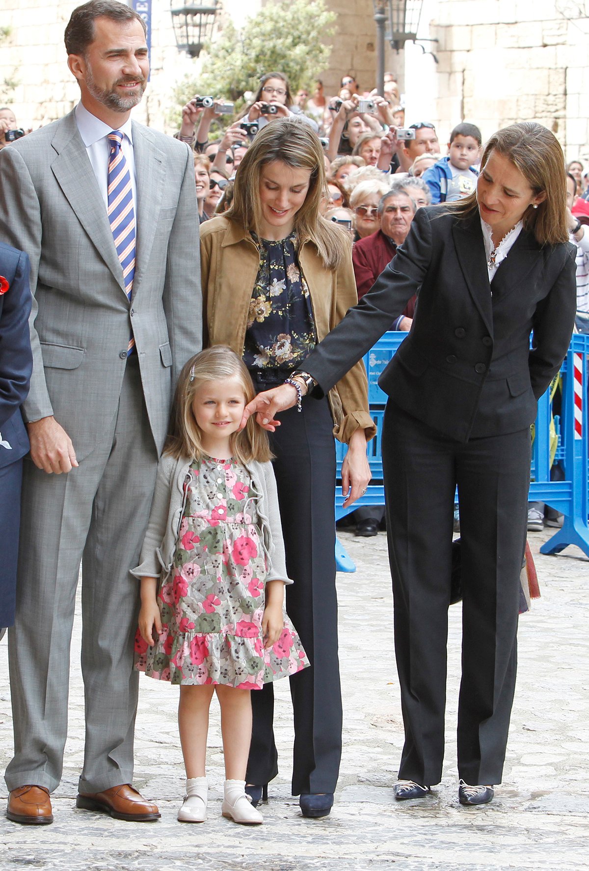 Felipe y Letizia, entonces Príncipes de Asturias, junto a la infanta Leonor y la infanta Elena. (Foto: Gtres)