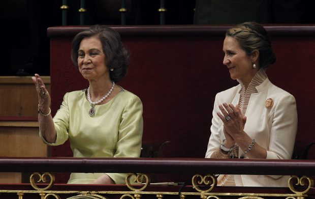 La Infanta Elena tras los pasos de la Reina Sofía: el nexo de unión entre dos bandos separados