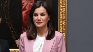 Zara tiene una versión más femenina y barata del traje rosa de Letizia
