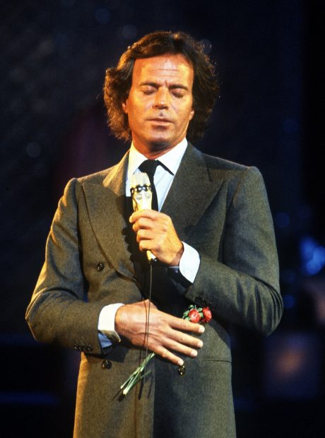 Julio Iglesias durante un concierto en Alemania en 1982./Gtres