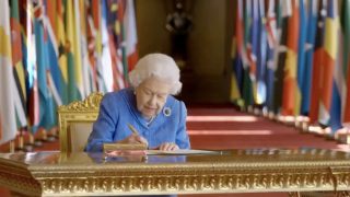 La reina Isabel durante su mensaje / BBC