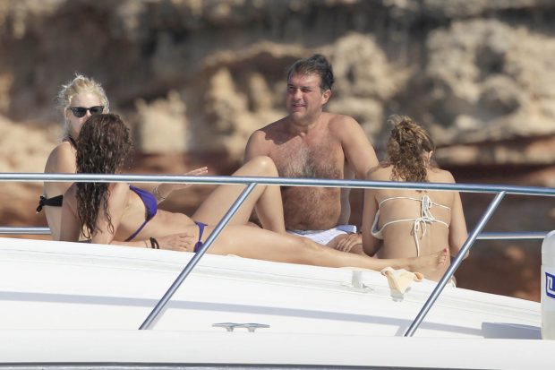 Joan Laporta, con varias chicas a bordo de un yate durante unas vacaciones en Formentera / Gtres