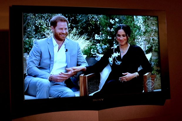 Meghan Markle y el príncipe Harry durante la entrevista con Oprah Winfrey./Gtres