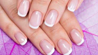 Descubre cómo hacer la manicura francesa de forma fácil en casa