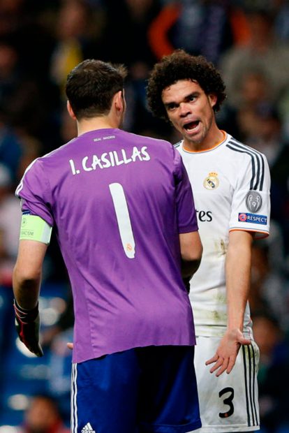 Pepe e Iker Casillas, jugando un partido con el Real Madrid / Gtres