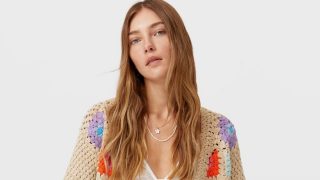 Stradivarius vende la chaqueta crochet sesentera de esta primavera